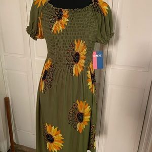 NWT Women’s  Olive Green Sunflower Dress
